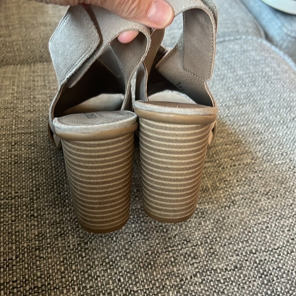 Kenneth Cole Beige Cari Love Suede Leather Heels NWOT - Picture 3 of 6